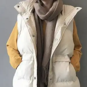 Puffer vest from pull and bear it has a white creamy color, original price 450kr 