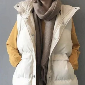 Puffer vest  - Puffer vest from pull and bear it has a white creamy color, original price 450kr 