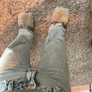 Blåa higt waist jeans - Jätte snygga blåa higt waist jeans i stl 38, har tyvärr tröttnat på dom men Dom är i bra skick,nästan som nya.