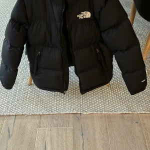 The north face vinterjacka - jag säljer min väldigt fina vinterjacka eftersom den blivit för liten. Den har används en vinter och där av är i väldigt bra skick. Den är väldigt varm och tjock så den håller värmen bra, finns dock ingen luva på jackan. inga repor finns 
