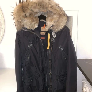 Parajumper Jacka Damm - Knappt använt jacka bra condition. Säljer pga storleken är för små  priset kan snackas om. 