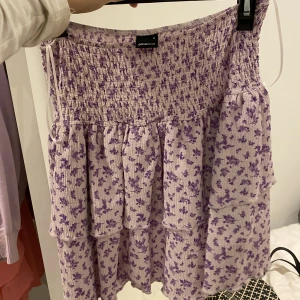 Volang kjol - Fin volang kjol från Gina i storlek M