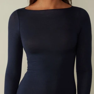 Intimissimi  - Säljer min marinblåa intimissimi tröja då färgen inte passade mig eller mina outfits, Inge defekter alls, använd 1 gång för att testa den efter jag fick hem den. Alltså som en ny!