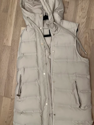 Väst Zara - Använd 2-3 gr. Inga defekter 