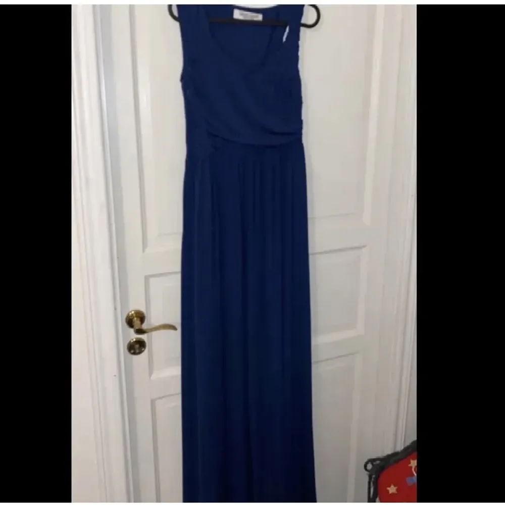 En super fin mörkblå lång klänning/ bal klänning, använd 2 gånger i mycket fint skick . Klänningar.