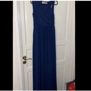 En super fin mörkblå lång klänning/ bal klänning, använd 2 gånger i mycket fint skick 