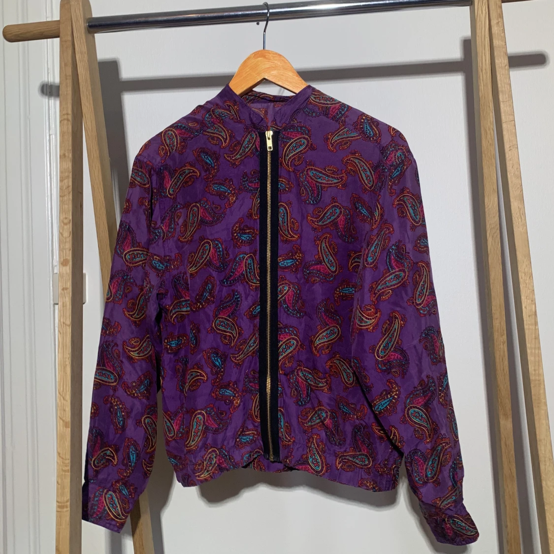 Tunn paisleymönstrad bombarjacka 