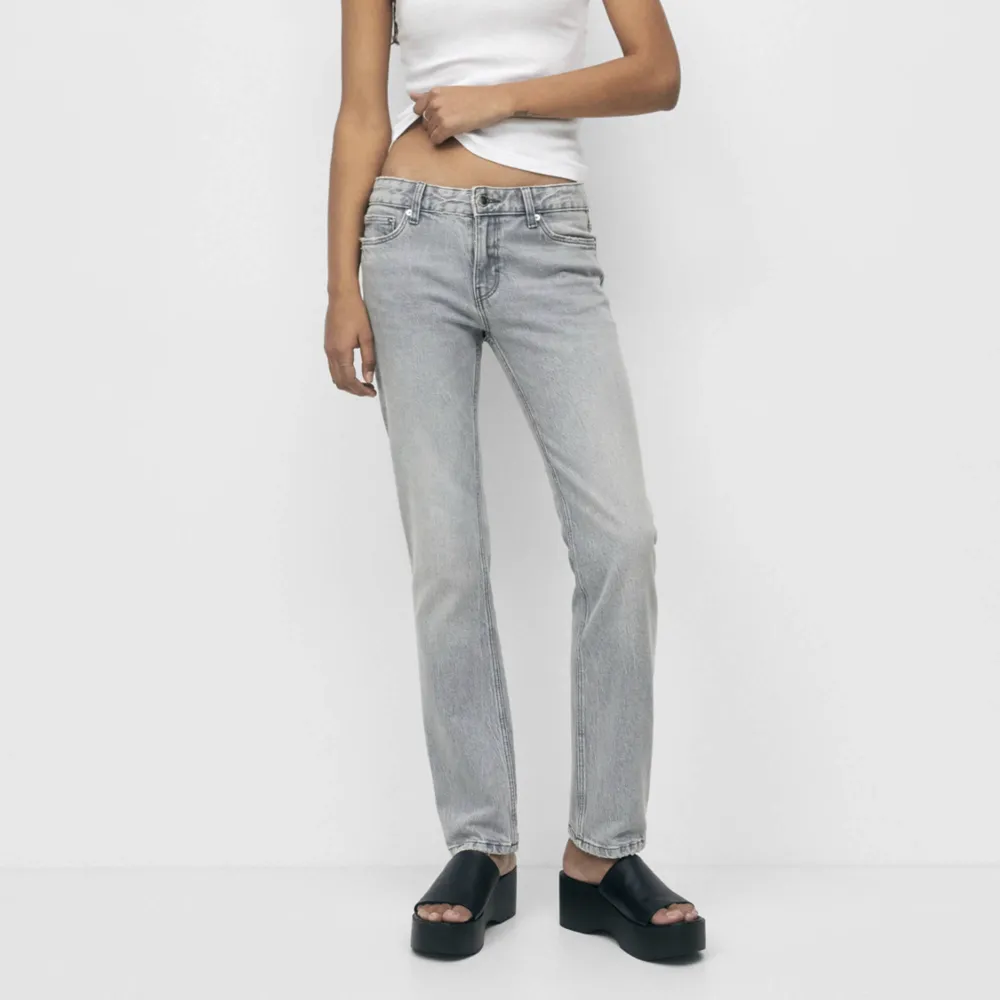 Jättefina gråa slim fit jeans, sitter jätte fina ner till benen. Aldrig använda jeans därmed sitter prislappen kvar kvittot finns också. Säljer pga. För små vid höfterna. De passar S/M. Pris går och diskuteras också🩶🩶🫶🏼. Jeans & Byxor.