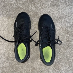 Inomhusskor - Ett par svarta nike inomhusskor i mycket fint skick. Passar både tjej och kille. Nypris är 599 kr och mitt pris är 250 kr🤩
