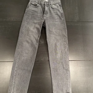 Gina tricot - Ett par ljusgråa jeans från Gina tricot. Sitter jättefint. Köpta för 599kr