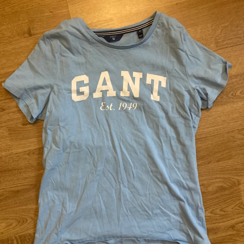 Säljer denna tröjan från Gant då den inte kommer till användning längre ❤️ Jättefint skick då den bara är använd ett fåtal gånger ❣️ . T-shirts.