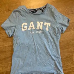 Säljer denna tröjan från Gant då den inte kommer till användning längre ❤️ Jättefint skick då den bara är använd ett fåtal gånger ❣️ 