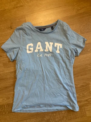 Gant tshirt - Säljer denna tröjan från Gant då den inte kommer till användning längre ❤️ Jättefint skick då den bara är använd ett fåtal gånger ❣️ 
