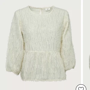 Fin blus  - Jättesnygg naturvit/beige blus med halvärmar 😍 aldrig använd då den tyvärr var för liten och jag inte hann skicka tillbaka de🙁Strl. M men passar också S 