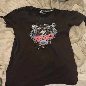 Kenzo t-shirt - En äkta kenzo thiet andvänd 1 gång lite smutsig med det går birt i tvätten och kommer tvätta den stl s