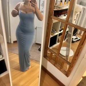 Klänning 👗  - Fin lång blå klänning 👗 använder denna fina klänning sällan 🩵 jag är 1,70