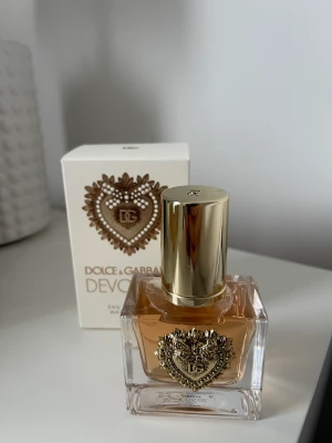 Dolce&Gabbana Devotion 🍋🍨 - Säljes helt ny (endast sprayad 2-3 grr) 30cl. 🍋🍨  Nypris 820 kr säljes för 600 kr billigare vid snabb och smidig affär. Kan mötas i Stockholm eller posta. Läs mer om doften https://www.kicks.se/dolce-gabbana/parfym/dam/parfym/devotion-edp-30-ml