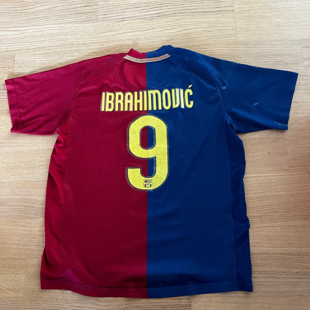 Säljer min Zlatan Ibrahimovic tröja från säsongen 2008/2009! Det är en mycket ovanlig tröja från den ända säsongen som Zlatan spelade i Barcelona. Ok skick med några defekter. Tröjan är äkta! Köparen står för frakten. Kolla gärna in mina andra anonser.. T-shirts.
