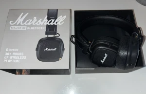 Marshall major  - Säljer ett par väldigt sparsamt använda Marshall major lV (lll).  Köpte för ca 8 månader sedan, säljer dom pga köpt ett par nya hörlurar.   -Orginalkartong & laddare medföljer.   Ordinarie pris: 1300 Mitt pris: 750  (+Exklusive frakt) 