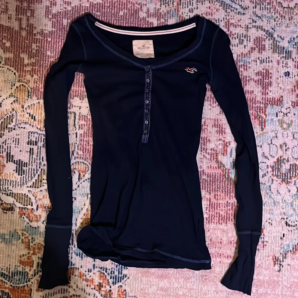 Jättegullig långärmad tröja från hollister i jättebra skick, säljer för att den inte är min stil längre🩷. Tröjor & Koftor.