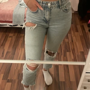 Blåa zara jeans  - Zara jeans med hål, storlek 36 men passar även 34. Ordinarie pris 499 säljer för 299. Bra skick Använd få gånger 