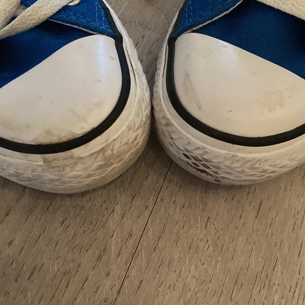 Ett par äkta låga Converse skor i blått!💙💖💙💖 Har inte använts jättemycket, men som ni ser på tredje bilden så är det lite smuts💞 . Skor.