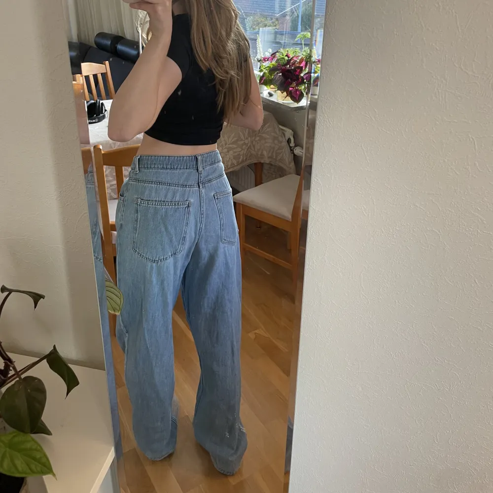 Blå baggy jeans i storlek S/36. Ger 90tals-vibes och har inga defekter! Sitter bra i midjan och älskar formen på dem (är 168cm), men tyvärr inte använda på länge💕Skriv för mer info/ bilder!. Jeans & Byxor.