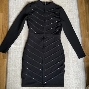 Svart klänning-Chiara forthi - En långärmad svart klänning, som ger nertill knäna. Relativt varm och kan bäras under alla årstider! I väldigt bra skick!