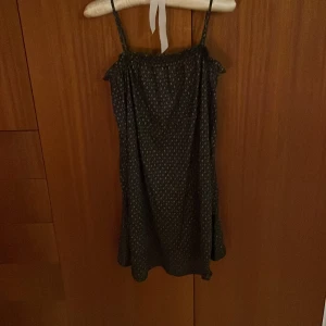 Vardagsklänning - Jättesnygg klänning till vardags! Supercoola mäster och otroligt skönt material💕