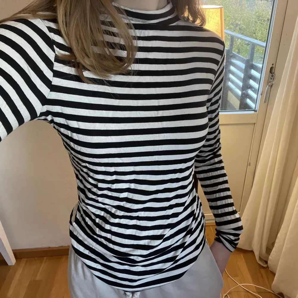 Långärmad randig tröja i svart och vitt. Köpt på second hand men används inte längre. Storlek S💕 skriv för info/bilder!. Tröjor & Koftor.