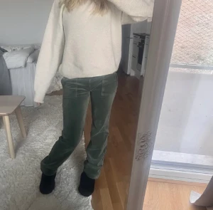 Juicy byxor grå och gröna - Säljer båda mina juicy byxor i xxs. Storlek sitter som en xs därav står det de. Kan bytas mot vita eller svarta i storlek xs❤️‍🔥