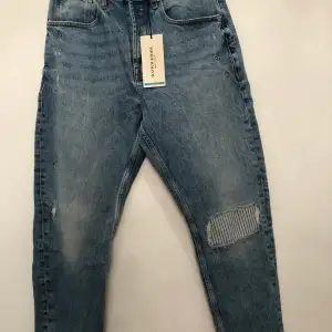 Nya jeans med prislapp 