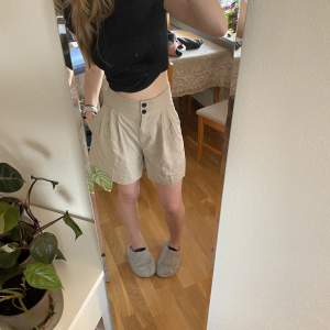 Beiga längre kostym-shorts i copenhagen stil som tyvärr aldrig har använts💕 I storlek s/xs/34. Skriv för mer info/bilder!