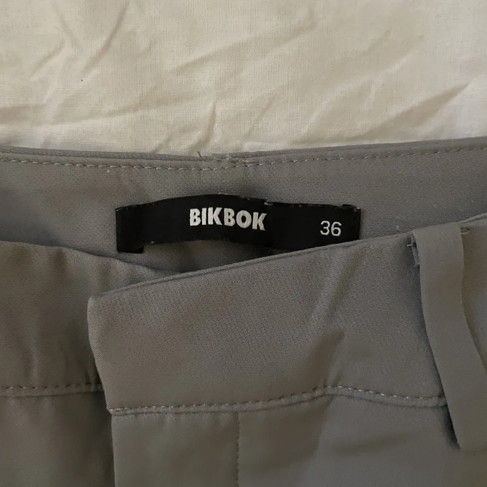 Helt nya kostymbyxor från BikBok i st 36❤️. Jeans & Byxor.