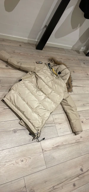 Parajumper vinterjacka  - Parajumper vinterjacka använd 2 gånger i en glansig beige färg