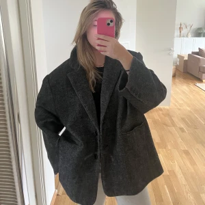 Kavaj/jacka - Säljer denna jacka från Gina som är som en kavaj fast tjock. Den är i storlek XL så oversize. Köparen står för frakten!