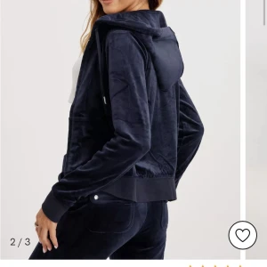 Juicy couture set - Säljer nu mitt få använda set från juicy couture i färgen night sky. Jätte fint set som borde komma till användning av någon annan. (Obs lånad bild) storlek S på byxor och M på tröjan men den sitter som en S. Nypris totalt 2500 kr.