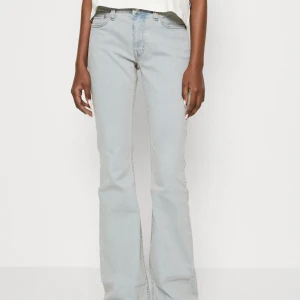 Lågmidjade Flare Jeans🩵 - Säljer dessa weekday jeans i modellen ”flame”, eftersom de aldrig har kommit till användning. Vilket innebär att de är nyskick och endast provade! De köptes för ca 600 kr men jag säljer för endast 190 kr! De har en relativt låg midja med utsvängda ben🩵