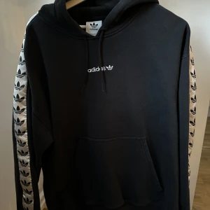 Adidas Originals Tape - Hoodie som är sparsamt använd, tyckte om den för mycket så den fick mest hänga i garderoben. Finns inte kvar på marknaden