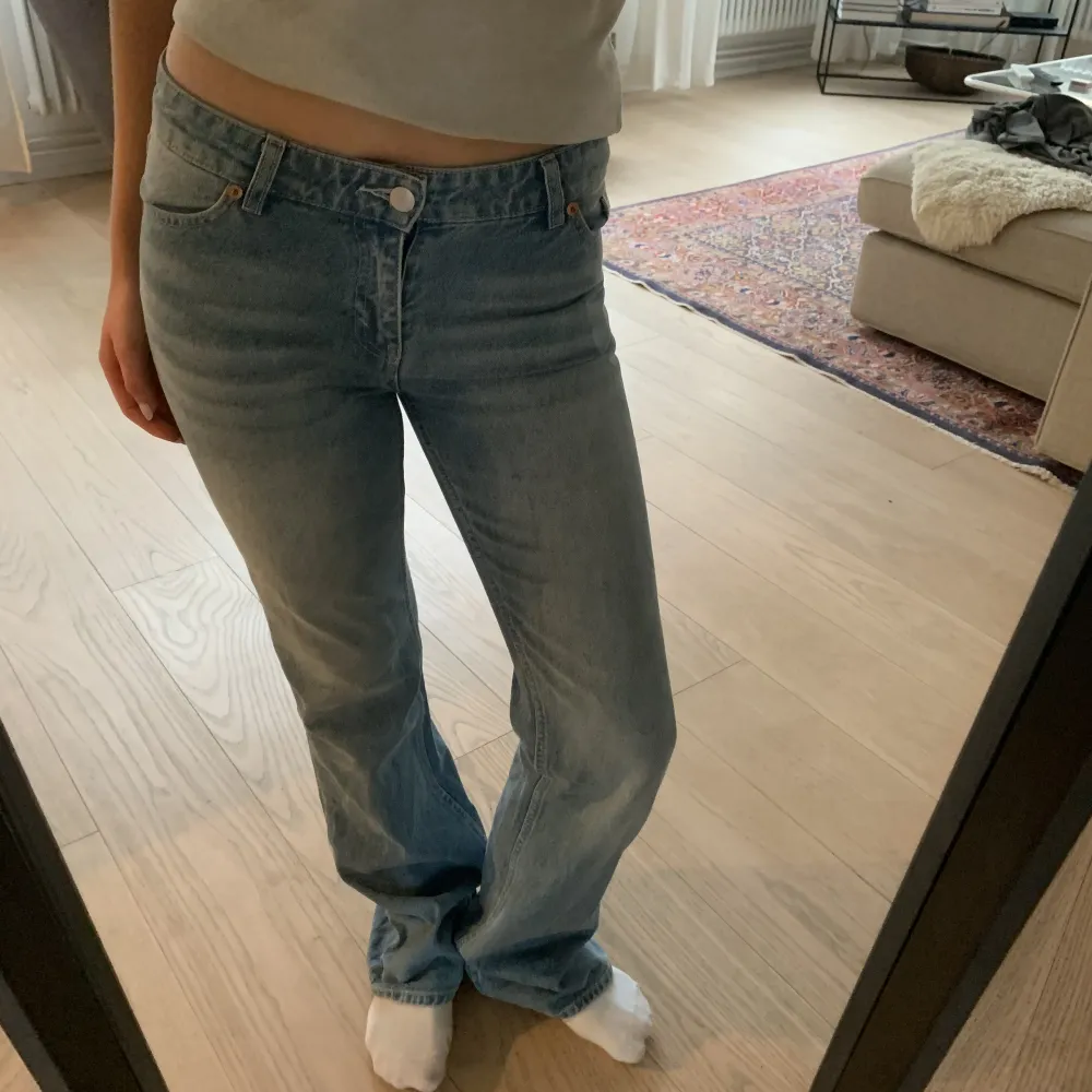 Säljer mina fina ljusblå jeans från Monki, de kommer inte till användning längre. . Jeans & Byxor.
