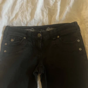 Lågmidjade svarta jeans  - Jättesnygga svarta lågmidjade jeans med snygga fickor💓tyvärr har de blivit lite för stora på mig och därför tvingas sälja dem istället men de passar mig som är 170cm, inga defekter på något sätt,skriv om måtten💗