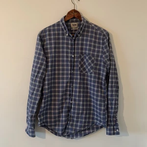 ACNE STUDIOS skjorta - Acne studios tunna skjorta med oxford krage. Size 50 sitter som en M. Fin och jättebraskick