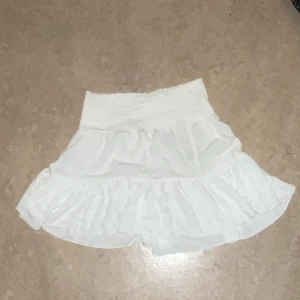 Lager 157 vit kjol - En jätte söt laget 157 kjol som är i ett jätte bra skick med inga defekter och är oanvänd. 