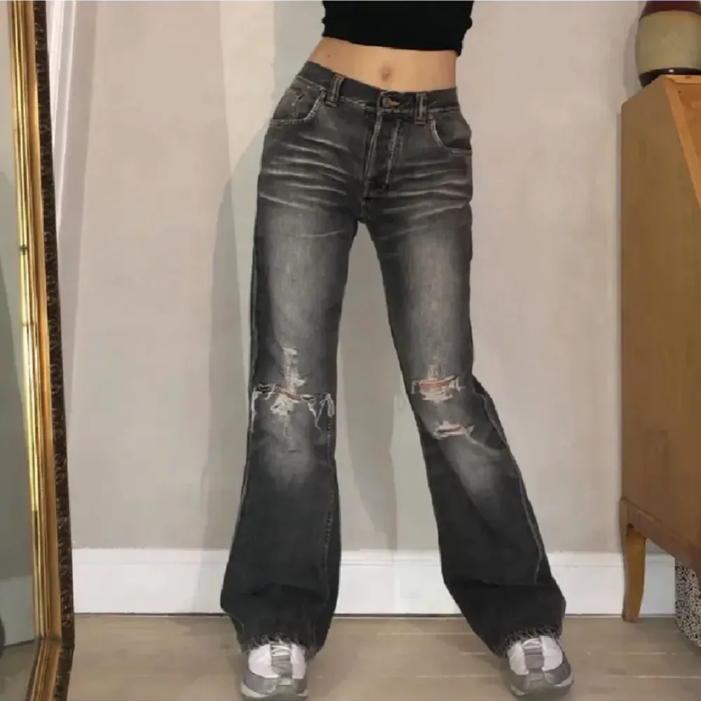 Funkar som båda low och midwaist!  Midja 75cm  Innerben 76cm  Grå nudie baggy jeans! Lite mer hål än det som syns på bilden :)    (Bilder från tidigare säljare) . Jeans & Byxor.