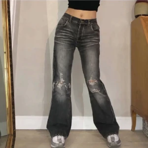 Nudie Baggy Jeans - Funkar som båda low och midwaist!  Midja 75cm  Innerben 76cm  Grå nudie baggy jeans! Lite mer hål än det som syns på bilden :)    (Bilder från tidigare säljare) 