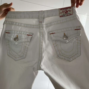 True religion jeans  - Säljer mina vita true religion jeans med röda/orangea detaljer ❤️ Pris kan diskuteras!! 