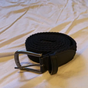 Flätat bälte - Tja, säljer min svarta flät bälte från hm i storlek 105cm