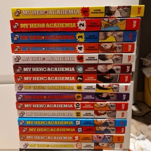 MY HERO ACADEMIA 1-27  - Engleska utgåvan av My hero Academedia serien bok 1-27. Bok n. 25 är tyvär sold. Inga skador. 70 kr per bok, köptes för 120 per bok. Böcker kan köpas separat om man önskar. 