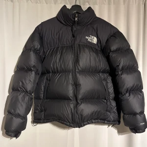 The North Face 1996 Retro Nuptse - Ny skick, använd en vinter, inga deffekter, utmärkt skick. Nypris: 3400kr, mitt pris: 2500kr + frakt