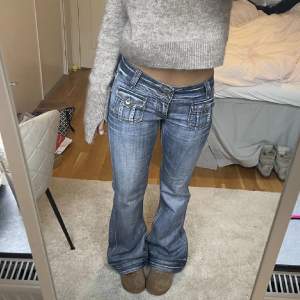 Säljer dess ursnygga jeans jag köpte på plick, men tyvärr är dom lite för långa för mig. 💕 OBS lånade bilder från tidigare ägare. 